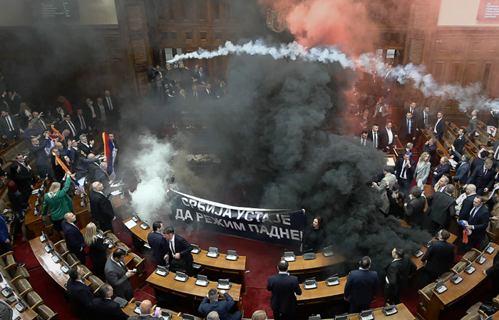 В парламенте Сербии между депутатами произошла потасовка