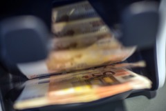 ЦБ РФ продлил ограничения на снятие наличной валюты еще на полгода