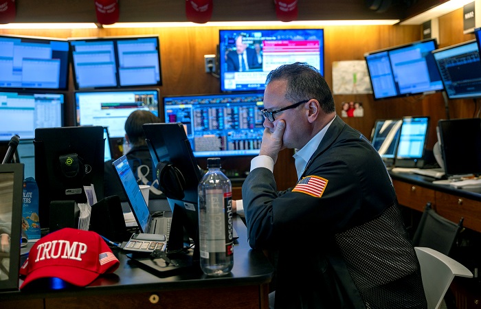 Уолл-стрит закрылась в минусе на заявлениях Трампа о пошлинах