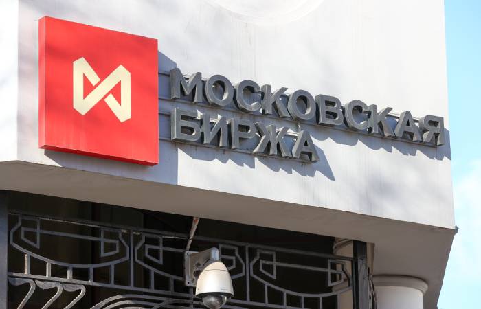 Рынок акций РФ открылся в утреннюю сессию падением индекса IMOEX2 на 3,3%