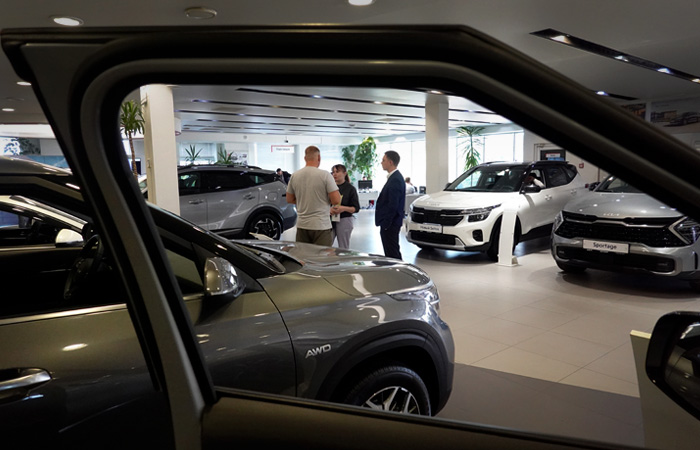 Продажи легковых и легких коммерческих машин в РФ в марте упали на 45%