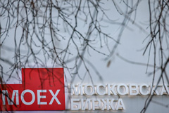 Индексы МосБиржи и РТС снизились на 2,3% в начале основной сессии торгов