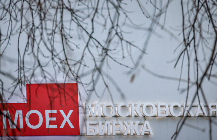 Индексы МосБиржи и РТС снизились на 2,3% в начале основной сессии торгов