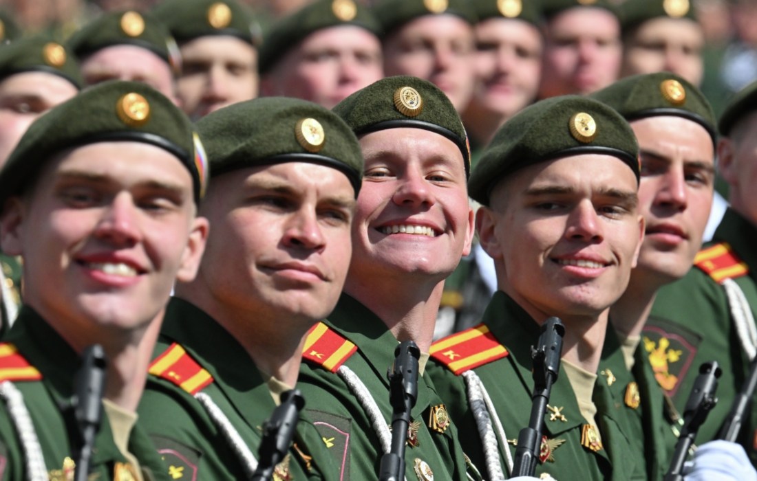 Участники парада в честь Дня Победы в Москве