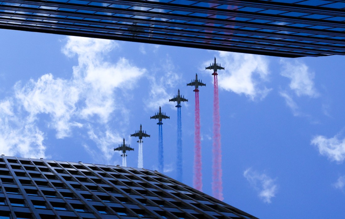 Штурмовики Су-25 во время воздушной части парада