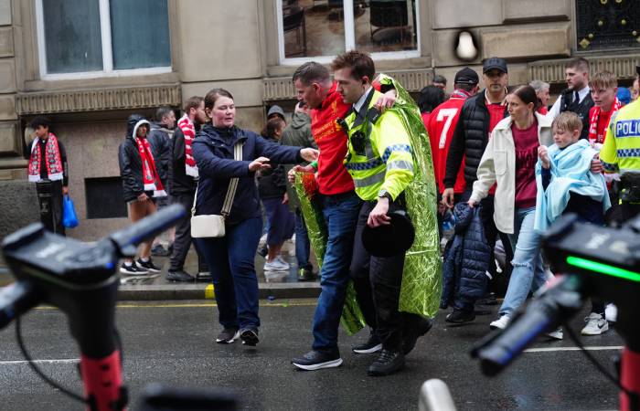 Почти 50 человек пострадали в результате наезда автомобиля на пешеходов в Ливерпуле