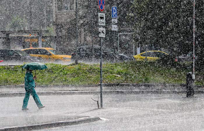 Сильный дождь в Москве продлится до середины дня