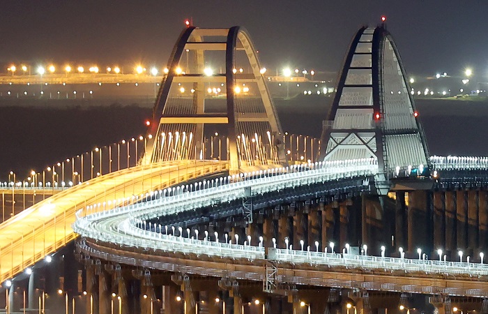 Более 1 тыс. автомобилей скопилось на въездах к Крымскому мосту