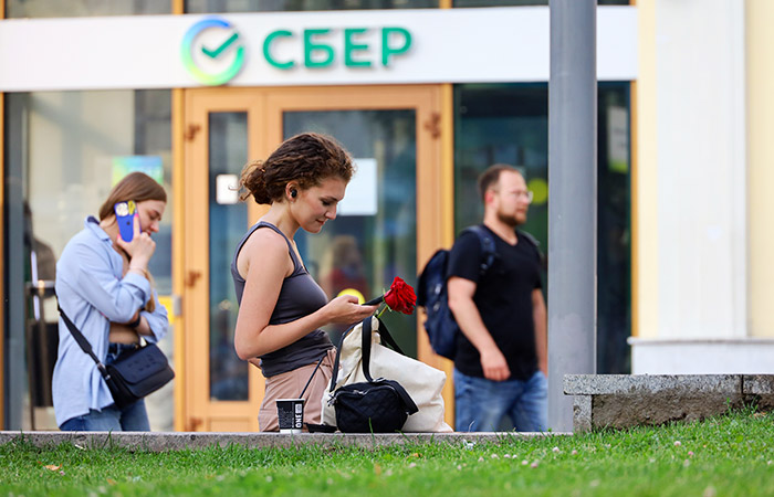 С 1 августа подросткам можно будет открывать счета только с разрешения родителей