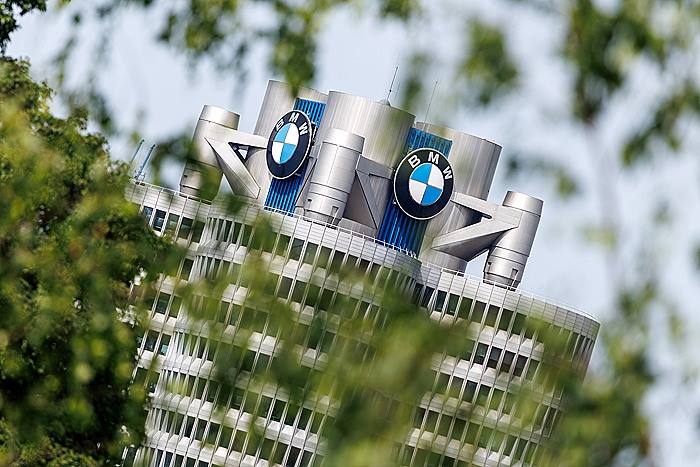 BMW снизила квартальную чистую прибыль на 32%