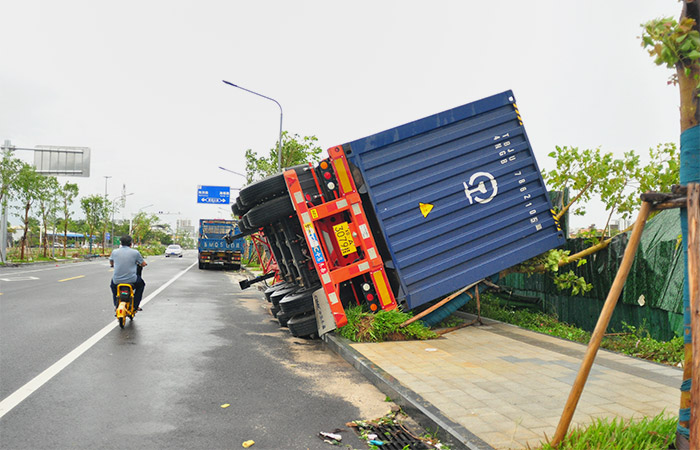 Во Вьетнаме объявлена эвакуация 325 тысяч человек из-за тайфуна "Кадзики"