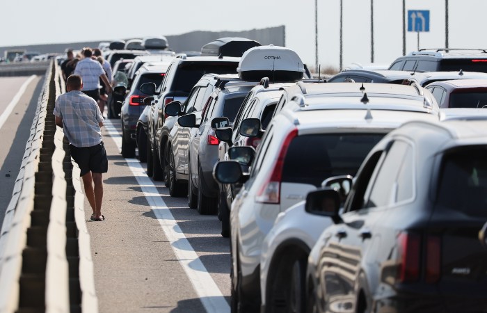 Больше тысячи машин скопилось в очереди перед Крымским мостом на выезд из Крыма