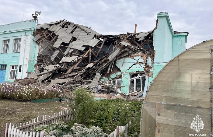 Часть здания школы обрушилась в Татарске Новосибирской области