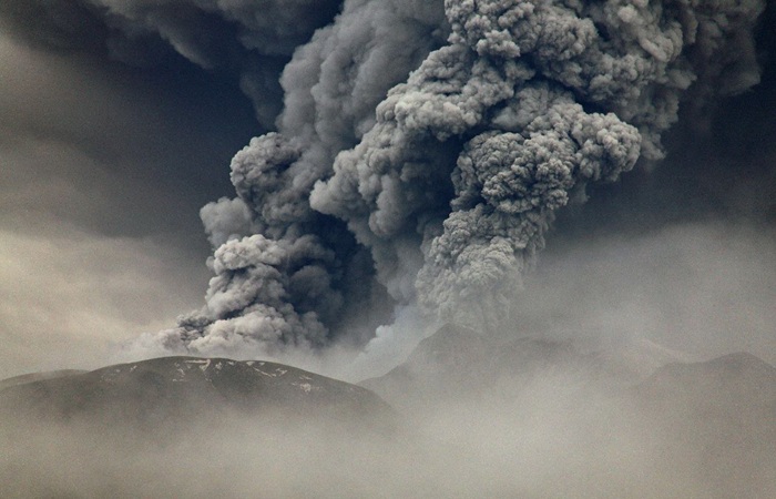 Вулкан Шивелуч на Камчатке выбросил столб пепла на 4 км