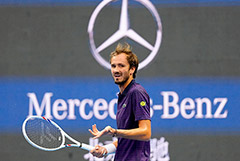 Медведев снялся с полуфинала теннисного турнира в Пекине