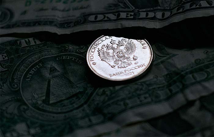 Рубль в четверг повысился в паре с юанем, обновив максимум с начала сентября
