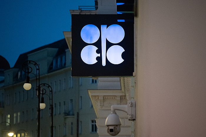 "Восьмерка" ОПЕК+ близка к согласованию увеличения добычи в ноябре на 137 тыс. б/с