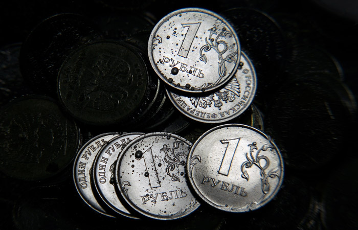 Рубль обновил максимум середины месяца в паре с юанем, но к вечеру растерял рост