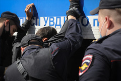 Почти 100 мигрантов выдворят из РФ после рейда на складе в Подмосковье