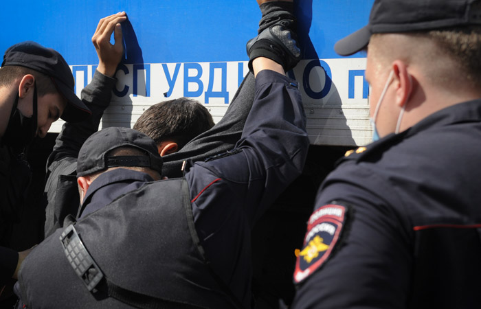 Почти 100 мигрантов выдворят из РФ после рейда на складе в Подмосковье Почти 100 мигрантов выдворят из РФ после рейда на складе в Подмосковье