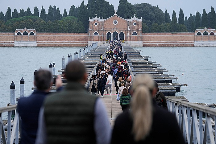В Венеции возвели временный мост к острову Сан-Микеле, где похоронены Дягилев и Стравинский