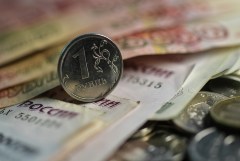 Рубль укрепился в паре с юанем в понедельник