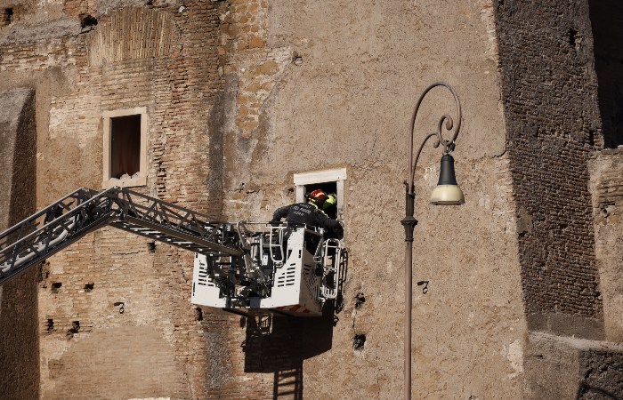 Погиб рабочий, попавший под завалы из-за частичного обрушения башни Конти в Риме