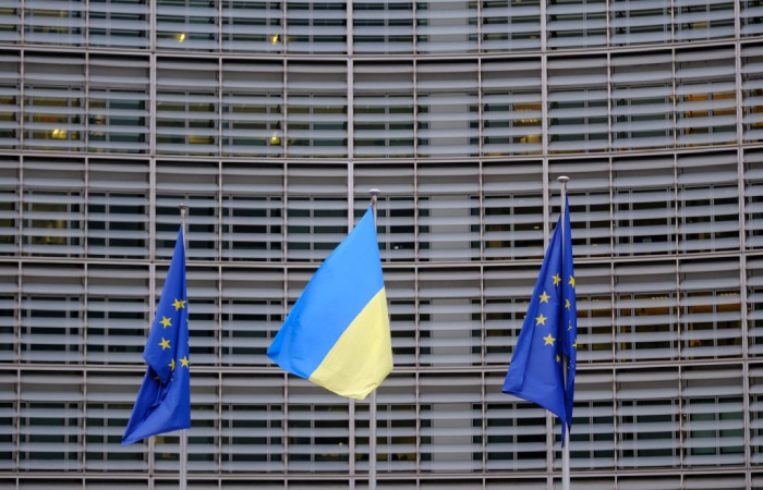 В ЕК заявили, что Брюссель не сможет продолжать регулярную макрофинансовую помощь Киеву