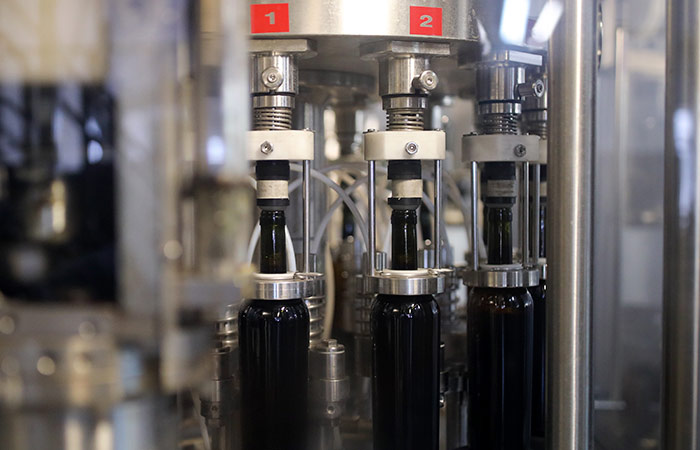 Дмитрий Патрушев предложил сохранить фискальную нагрузку на виноделов в "1 рубль за 1 литр"