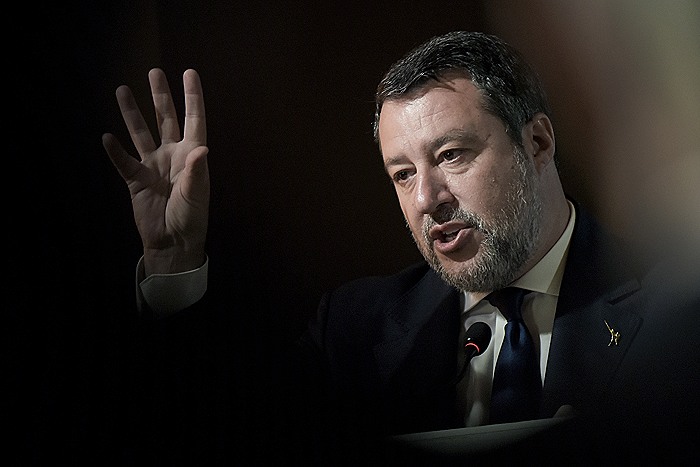 Вице-премьер Италии высказал возражения против поставок оружия Украине