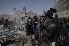 Протесты в Мехико против президента страны закончились столкновениями с полицией