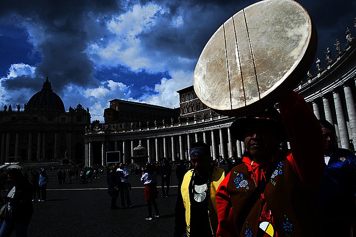 Ватикан вернул коренным народам Канады 62 артефакта из музейной коллекции