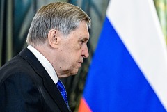 Ушаков сообщил о продолжении контактов по встрече лидеров РФ и США в Будапеште