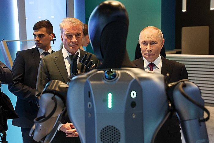 Путин в штаб-квартире "Сбера" осмотрел выставку, посвященную ИИ