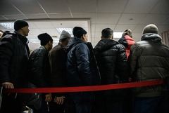 Дума приняла закон о выдаче полиса ОМС мигрантам с пятилетним страховым стажем