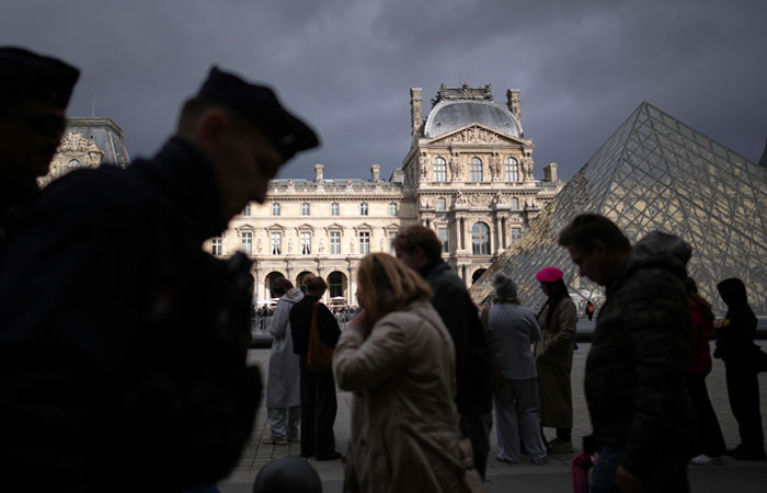 Во Франции задержали четвертого подозреваемого по делу об ограблении Лувра
