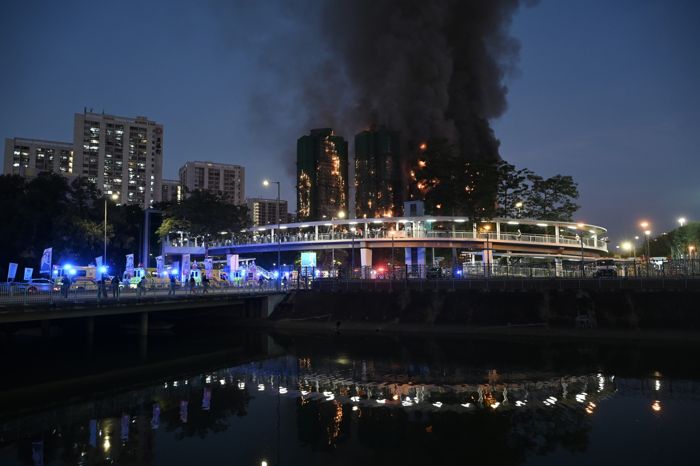 Пожар в жилом комплексе Гонконга стал крупнейшим за 17 лет