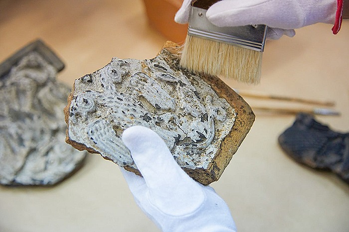 В Москве нашли древние изразцы с изображением герба России