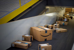 Расходы американцев на онлайн-покупки в "черную пятницу" выросли до рекордных $11,8 млрд