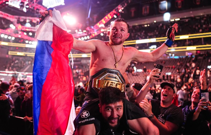 Россиянин Петр Ян вернул титул чемпиона UFC в легчайшем весе