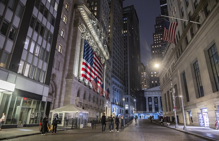 Уолл-стрит умеренно снизилась в ожидании заседания Федрезерва