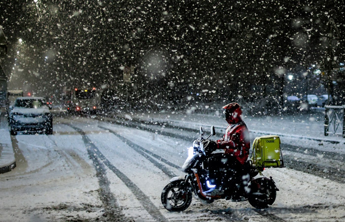 Путин потребовал от регионов разобраться с движением курьеров по улицам