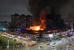 Пожар на рынке тушат в Петербурге на площади 1,5 тыс. квадратных метров