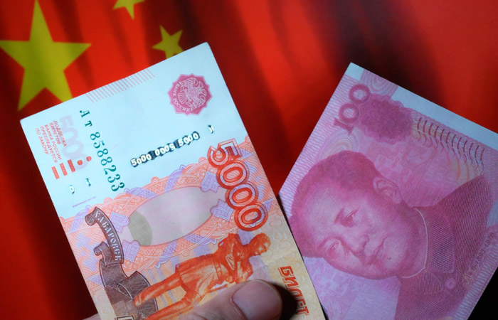 Рубль в среду резко упал в паре с юанем на фоне возобновления снижения цен на нефть