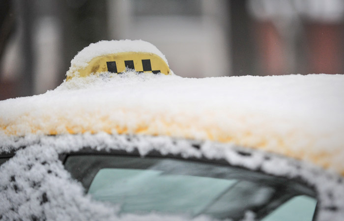 В Петербурге мигрантам запретили работу в такси и доставке до конца 2026 года