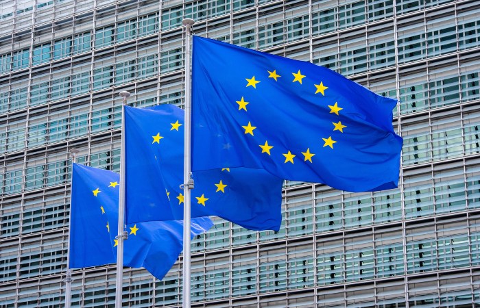 Постпреды ЕС согласовали чрезвычайные полномочия ЕК для сохранения замороженными активов РФ