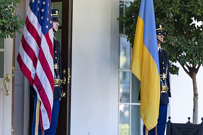 Ушаков считает, что Зеленский разговорами о выборах пытается добиться временного перемирия