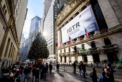 Уолл-стрит снизилась в пятницу на массовой продаже ИИ-акций