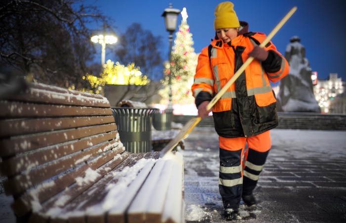 Жителей Москвы предупредили о снеге и гололеде ночью и в понедельник