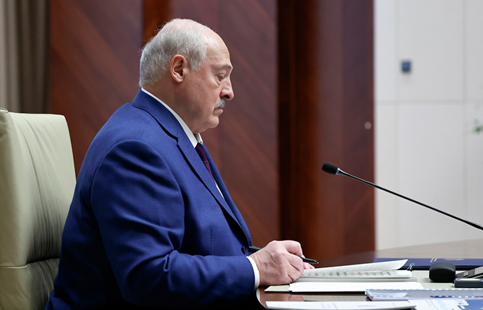 Лукашенко заявил, что в Белоруссии разместят не более 10 комплексов "Орешник"